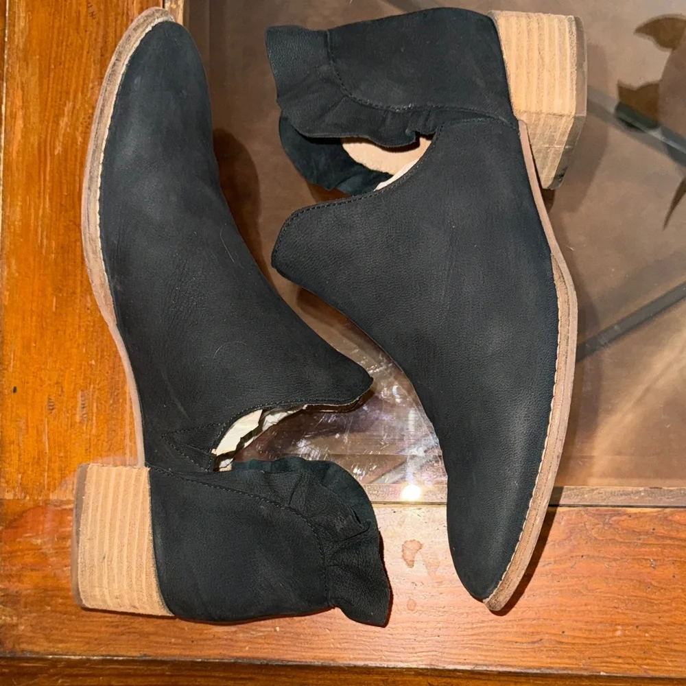 Seychelles Black Ankle Booties with Ruffle Detail - Picture 6 of 9